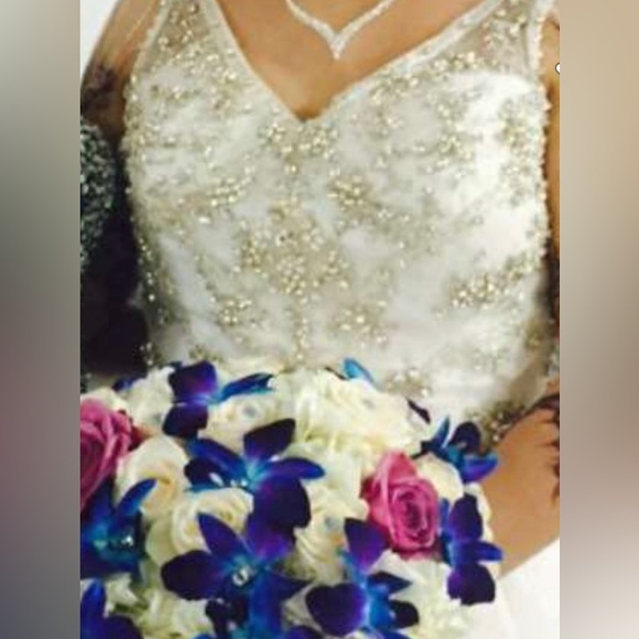 Selling this gorgeous V-Neck Ruffle Wedding Dress for Bride - Picture 6 of 9